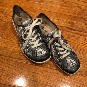 Remonte leather lace up sneaker with charcoal print